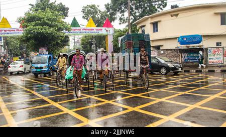 Stili di vita della gente di strada durante le stagioni piovose. Gente della città che aspetta la pioggia come il tempo è così caldo. Questa foto è stata scattata il 2022-07-20, Foto Stock