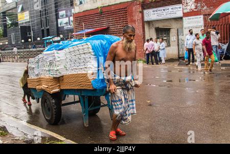 Stili di vita della gente di strada durante le stagioni piovose. Gente della città che aspetta la pioggia come il tempo è così caldo. Questa foto è stata scattata il 2022-07-20, Foto Stock