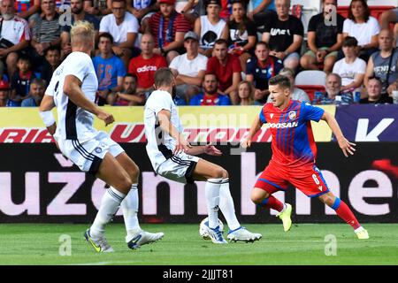 Pilsen, Repubblica Ceca. 26th luglio 2022. Vaclav Pilar di Plzen, a destra, in azione durante il turno di qualificazione della Champions League 2nd, torna alla partita Viktoria Plzen contro HJK Helsinki a Pilsen, Repubblica Ceca, 26 luglio 2022. Credit: Miroslav Chaloupka/CTK Photo/Alamy Live News Foto Stock