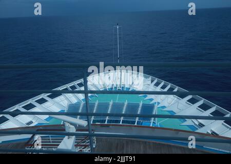 Vista dalla finestra del ponte di navigazione della nave da crociera attraverso l'oceano durante il mare calmo. Foto Stock