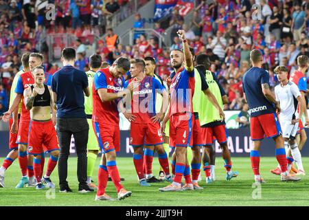 Pilsen, Repubblica Ceca. 26th luglio 2022. I giocatori di Viktoria Plzen festeggiano dopo aver vinto il turno di qualificazione della Champions League 2nd, la partita di ritorno Viktoria Plzen vs HJK Helsinki a Pilsen, Repubblica Ceca, 26 luglio 2022. Credit: Miroslav Chaloupka/CTK Photo/Alamy Live News Foto Stock