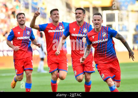 Pilsen, Repubblica Ceca. 26th luglio 2022. Jan Sykora di Plzen, a destra, celebra un gol durante il turno di qualificazione della Champions League 2nd, la partita di ritorno Viktoria Plzen contro HJK Helsinki a Pilsen, Repubblica Ceca, 26 luglio 2022. Credit: Miroslav Chaloupka/CTK Photo/Alamy Live News Foto Stock