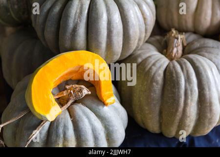 Zucche e zucca a fette in piedi sul mercato stalla Foto Stock