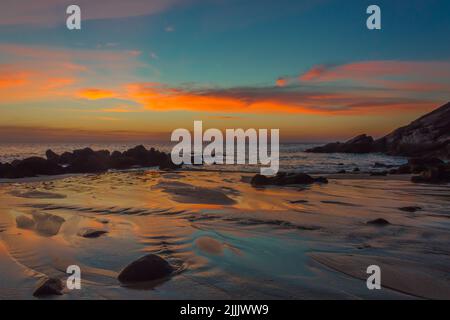 Colori incantevoli durante un tramonto sulla spiaggia di Nai thon, Phuket, Thailandia Foto Stock