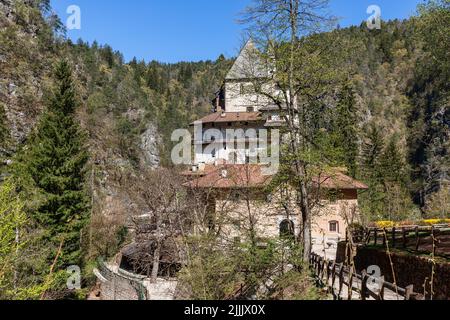 Santuario di San Romedio e Chiesa di nostra Signora Addolorata di fronte, circondata da scogliere, Val di non, Trentino, Italia Foto Stock