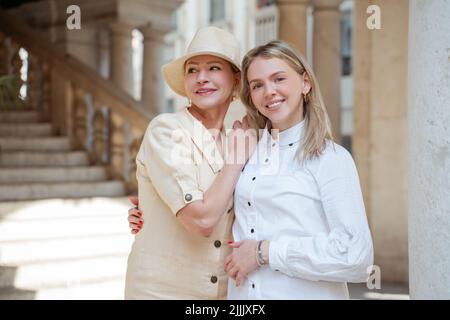 Turista femmina che gode il photo sparare con sua madre Foto Stock