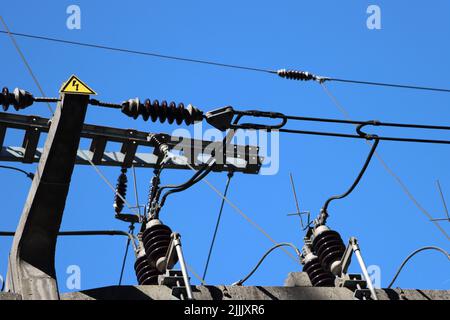 terminale ad alta tensione. stazione di trasferimento elettrica con cavo ad alta tensione e isolatore. durante l'estate con cielo blu. Foto Stock