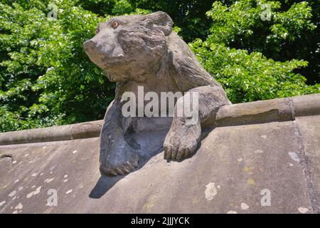 Un orso grande. Al William Burges progettato pietra intagliata Animal Wall dal Castello di Cardiff, Galles, Regno Unito. Foto Stock