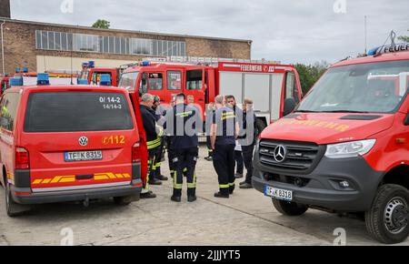 Falkenberg, Germania. 27th luglio 2022. I vigili del fuoco partecipano a un briefing all'aeroporto di Lönnewitz-Falkenberg. I vigili del fuoco di Brandeburgo continuano a combattere un importante incendio boschivo nel distretto di Elbe-Elster. Da lunedì (25,07.) brucia su una superficie di 800 ettari. Le aree sono parzialmente contaminate da munizioni. Questo complica il lavoro di estinzione degli incendi. Credit: Jan Woitas/dpa/Alamy Live News Foto Stock