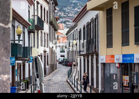 FUNCHAL, PORTOGALLO - 25 AGOSTO 2021: Questa è una delle strade con vecchio sviluppo urbano, lontano dalle solite vie turistiche. Foto Stock