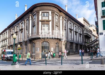 FUNCHAL, PORTOGALLO - 25 AGOSTO 2021: Si tratta di un edificio storico dell'ex borsa nel centro della città. Foto Stock