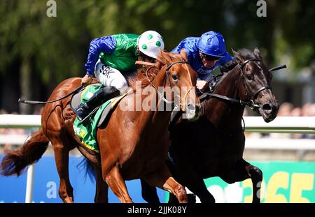 Foto di archivio datata 09-07-2022 di Isaac Shelby cavalcata da jockey Sean Levey. Isaac Shelby, insuperabile vincitore di Stakes, percorrerà un sentiero verso la Guineas 2000, con Doncaster la sua prossima tappa, secondo l'allenatore Brian Meehan. Data di emissione: Mercoledì 27 luglio 2022. Foto Stock