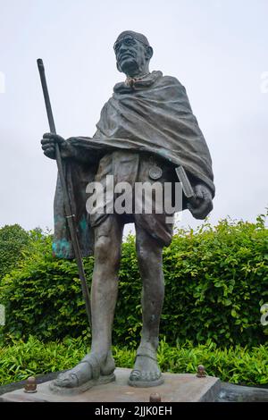 Una statua in bronzo del leader dell'indipendenza indiana, Mahatma Gandhi. A Cardiff, Galles, Regno Unito. Foto Stock