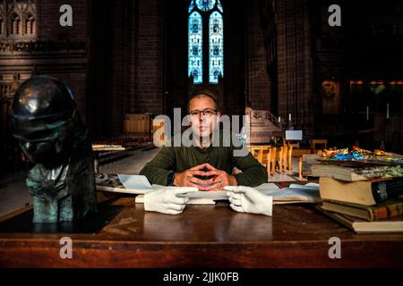 L'artista Peter Walker, con una versione più piccola della sua opera, Connection, un tocco contemporaneo sul capolavoro di Michelangelo, la creazione di Adam, prima dell'apertura della sua mostra Being Human all'interno della Cattedrale di Liverpool. Data foto: Martedì 26 luglio 2022. Foto Stock