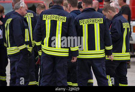 Falkenberg, Germania. 27th luglio 2022. I vigili del fuoco partecipano a un briefing all'aeroporto di Lönnewitz-Falkenberg. I vigili del fuoco di Brandeburgo continuano a combattere un importante incendio boschivo nel distretto di Elbe-Elster. Da lunedì (25,07.) brucia su una superficie di 800 ettari. Le aree sono parzialmente contaminate da munizioni. Questo complica il lavoro di estinzione degli incendi. Credit: Jan Woitas/dpa/Alamy Live News Foto Stock