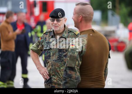 Falkenberg, Germania. 27th luglio 2022. Il generale Brigadier Jürgen Karl Uchtmann (l), comandante del comando regionale di Berlino, ringrazia i soldati coinvolti negli sforzi di estinzione degli incendi nel fuoco forestale. I vigili del fuoco di Brandeburgo continuano a combattere un importante incendio boschivo nel distretto di Elbe-Elster. Da lunedì (25,07.) brucia su una superficie di 800 ettari. Le aree sono parzialmente contaminate da munizioni. Questo complica il lavoro di estinzione degli incendi. Credit: Jan Woitas/dpa/Alamy Live News Foto Stock