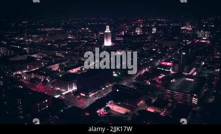 Una vista aerea della University of Texas circondata da edifici di Austin di notte Foto Stock
