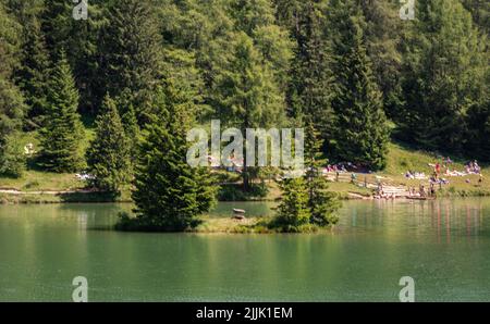 Il Lago di Trit è tra i laghi forestali più belli dell'Alto Adige, Italia - Europa. Il Lago di Tret è uno dei luoghi più amati della Val di non. Foto Stock