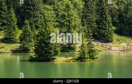 Il Lago di Trit è tra i laghi forestali più belli dell'Alto Adige, Italia - Europa. Il Lago di Tret è uno dei luoghi più amati della Val di non. Foto Stock