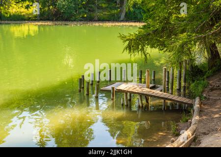 Il Lago di Trit è tra i laghi forestali più belli dell'Alto Adige, Italia - Europa. Il Lago di Tret è uno dei luoghi più amati della Val di non. Foto Stock