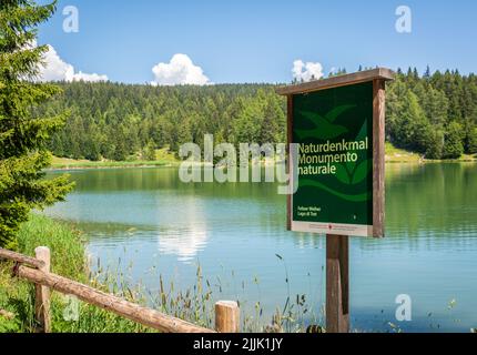 Il Lago di Trit è tra i laghi forestali più belli dell'Alto Adige, Italia - Europa. Il Lago di Tret è uno dei luoghi più amati della Val di non. Foto Stock