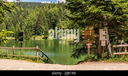 Il Lago di Trit è tra i laghi forestali più belli dell'Alto Adige, Italia - Europa. Il Lago di Tret è uno dei luoghi più amati della Val di non. Foto Stock