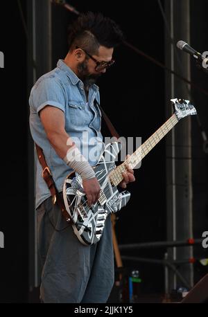 Taka Hirose di Feeder che si esibisce dal vivo sul palco in concerto, giorno 1 del festival vittorioso 2021 Foto Stock