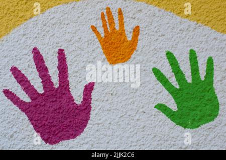 Stampe a mano multicolore su sfondo bianco. Vista dall'alto Foto Stock