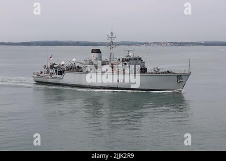 Il contatore della miniera della Royal Navy Hunt Class misura la nave HMS BROCKLESBY ritorna al suo porto di origine Foto Stock