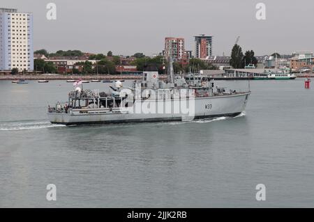 Il contatore delle mine della classe Royal Navy Hunt misura la nave HMS BROCKLESBY che si dirige verso il porto Foto Stock