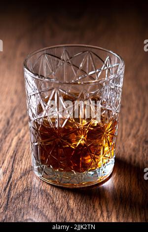 Scotch whiskey vetro, su tavola di legno Foto Stock