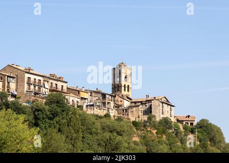 vista panoramica della città di ainsa nei pirenei in una giornata estiva Foto Stock
