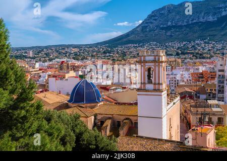 Denia Alicante Spagna vista dalla città castello con cupola blu chiesa e campanile Foto Stock