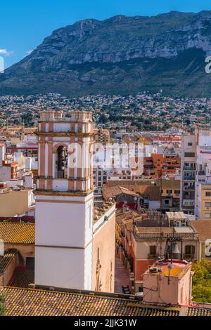 Denia Alicante Spagna vista dal castello della città con la chiesa Foto Stock