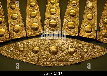 Diademi funerari ellittici d'oro della Grecia micenea di Shaft grave III, civiltà micenea, età del bronzo nell'antica Grecia dal 1750 al 1050 a.C., Micene, Museo Archeologico Nazionale di Atene. Foto Stock