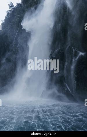 Spettacolare cascata nel Parco Nazionale di Milford Sound Fiordland, Nuova Zelanda. Nessuna gente. Spazio di copia Foto Stock