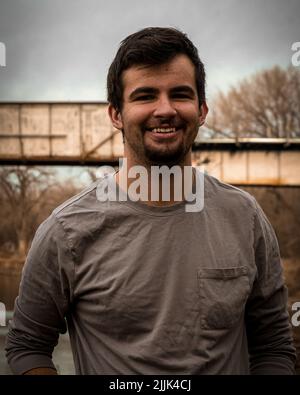 Un ritratto di bel maschio sorridente Foto Stock