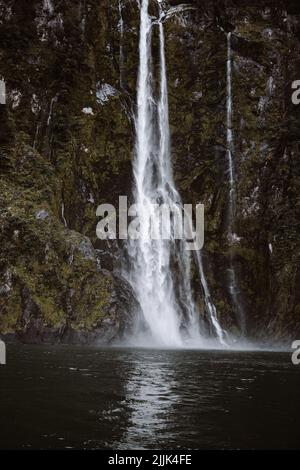 Spettacolare cascata nel Parco Nazionale di Milford Sound Fiordland, Nuova Zelanda. Nessuna gente. Spazio di copia Foto Stock