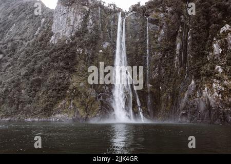 Spettacolare cascata nel Parco Nazionale di Milford Sound Fiordland, Nuova Zelanda. Nessuna gente. Spazio di copia Foto Stock