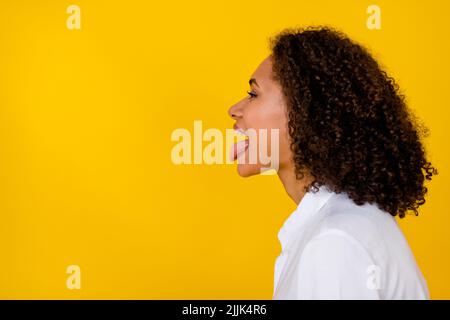 Profilo lato foto di positivo soddisfatto persona bocca aperta lingua fuori hanno divertente guardare copyspace isolato su sfondo giallo Foto Stock