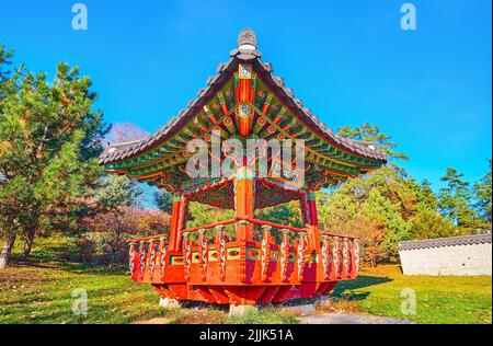 La pagoda riccamente decorata scolpita e dipinta del Giardino tradizionale Coreano con i motivi floreali tradizionali, il Giardino Botanico di Kyiv, Ucraina Foto Stock