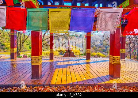 Le bandiere buddiste a Gazebo per la meditazione, il Giardino Tibetano, il Giardino Botanico di Kyiv, Ucraina Foto Stock