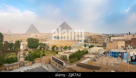 Giza, Egitto; 27 luglio 2022 - una vista delle piramidi a Giza, Egitto Foto Stock