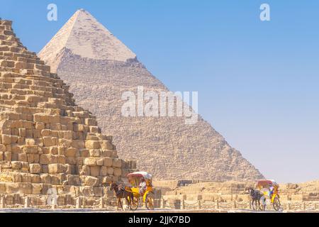 Giza, Egitto; 27 luglio 2022 - una vista delle piramidi a Giza, Egitto Foto Stock