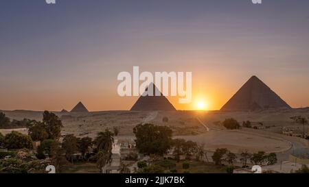 Giza, Egitto; 27 luglio 2022 - una vista delle piramidi a Giza, Egitto Foto Stock