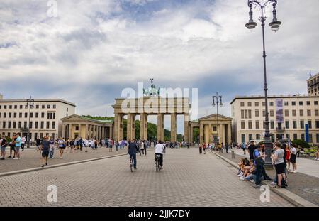 Berlino, Germania - 29 giugno 2022: Il Brandenburger Tor (porta Brandenburger) al Pariser Platz. I turisti si riuniscono in piazza per scattare la foto migliore Foto Stock