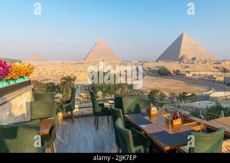 Giza, Egitto; 27 luglio 2022 - una vista delle piramidi a Giza, Egitto Foto Stock