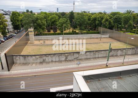 Berlino, Germania - 29 giugno 2022: Il Memoriale del Muro di Berlino in Bernauer Strasse. Il monumento include un confine originale di 60 metri. Vista della forma Foto Stock