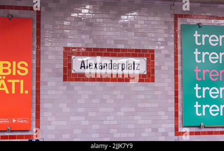 Berlino, Germania - 29 giugno 2022: All'interno della stazione della metropolitana Alexanderplatz. Nome della stazione della U-Bahn sul binario. Il „Alex“ era il fo Foto Stock