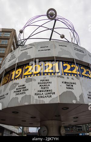 Berlino, Germania - 29 giugno 2022: Orologio mondiale ad Alexanderplatz vicino alla torre della televisione. Ai tempi della GDR, centro della città di Berlino Est. Tempo mondiale cloc Foto Stock